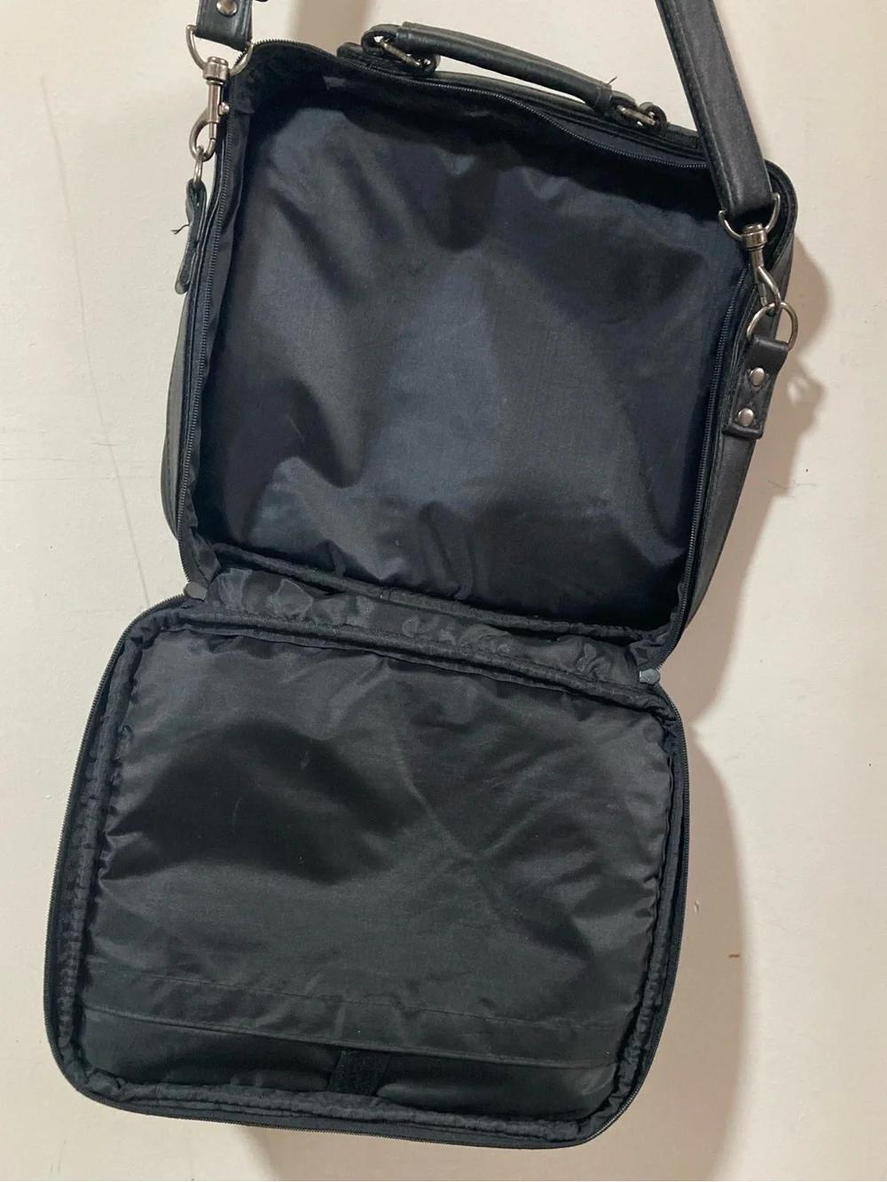 Black Leather Men's Shoulder Briefcase - Classic Carry Bag